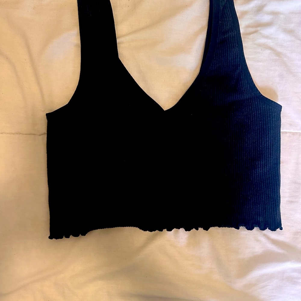 Black cropped shirt no sleeve